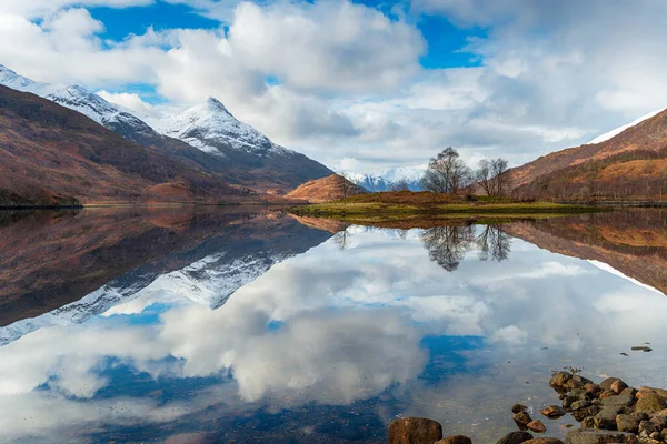 Снежные Шапки Гор Отраженных Лох Ливен Kinlochleven Близ Гленко Горных — стоковое фото