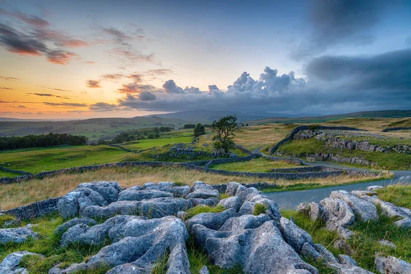 Soumrak Nad Kameny Winskill Blízkosti Osady Národním Parku Yorkshire Dales — Stock fotografie
