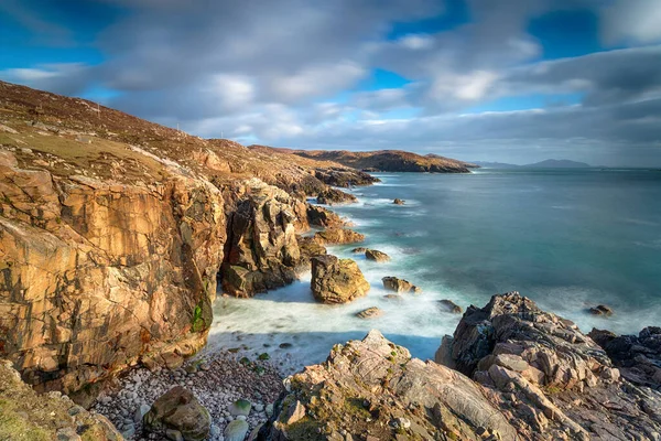 苏格兰外赫布里底群岛哈里斯岛胡希尼什荒芜崎岖的海岸线 — 图库照片