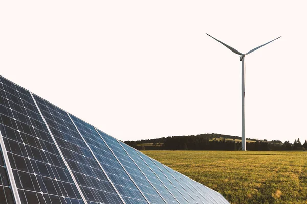 Moderne Energieproduktion mit Solarzellen und Windrädern — Stockfoto