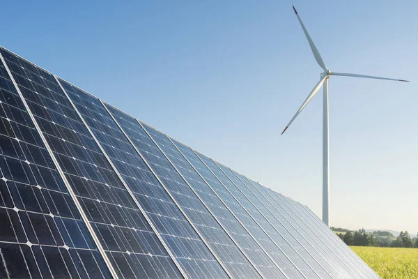 Zonnepaneel en Wind generator Rechtenvrije Stockafbeeldingen