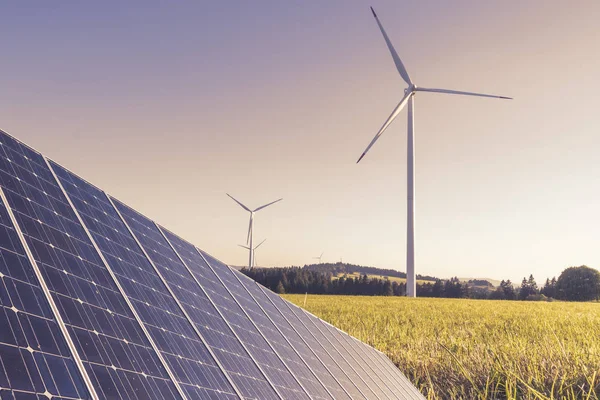 Molinos de viento y panel fotovoltaico — Foto de Stock