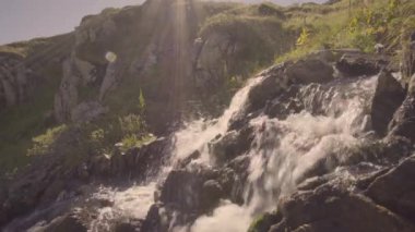 Gebirgsbach in den schweizer Alpen im Frhling bei heiter Sonnenschein