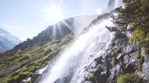 Wasserfall am Sustenpass in der Schweiz bei Sonnenschein im Frhling — ストック動画