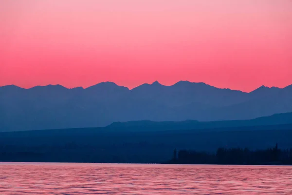 Όμορφο Ροζ Ηλιοβασίλεμα Ορεινές Σιλουέτες Και Ροζ Αντανάκλαση Της Λίμνης — Φωτογραφία Αρχείου