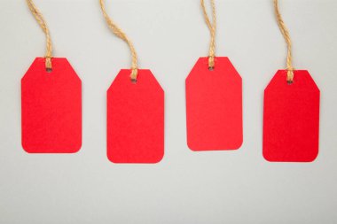 Gri arka planda boş fiyat etiketleri. Kara Cuma