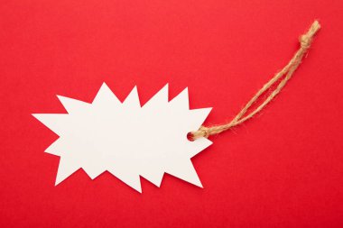 Kırmızı arka planda boş fiyat etiketi. Kara Cuma