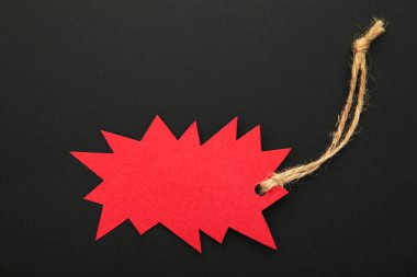 Siyah arka planda kırmızı etiket. Kara Cuma