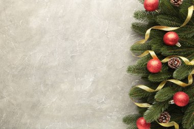 Noel süsü. Altın topları ve gri beton arka planı olan firavun ağacı dalı