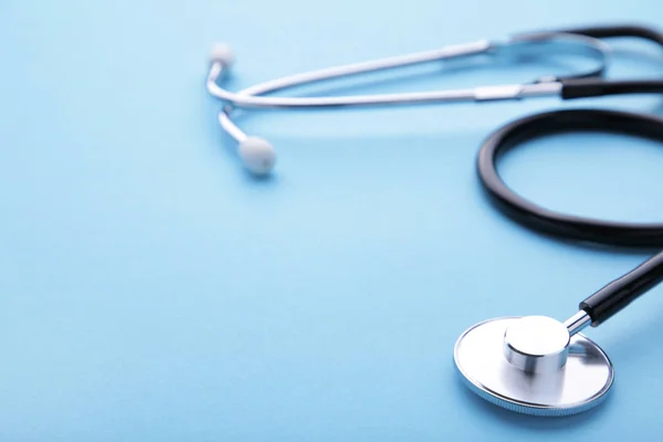 Medische stethoscoop op een blauwe achtergrond. Health Care concept — Stockfoto