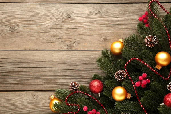 Decoración de Navidad. Rama de abeto con bolas rojas y doradas sobre fondo gris —  Fotos de Stock