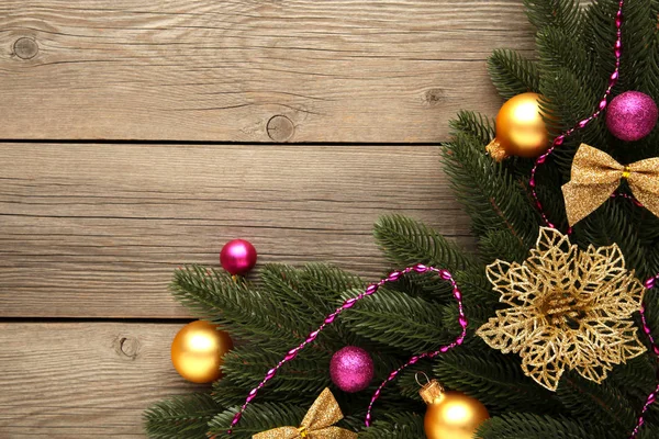 Decoración de Navidad. Rama de abeto con bolas rosas y doradas sobre fondo gris —  Fotos de Stock