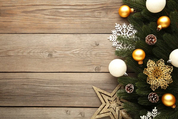 Decoración de Navidad. Rama de abeto con bolas de oro y plata, flor de Navidad y estrella en gris —  Fotos de Stock