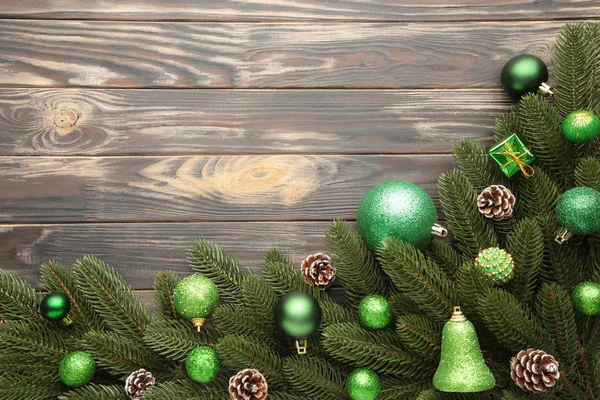 Ramas de árbol de Navidad con decoración de Navidad verde sobre un fondo blanco —  Fotos de Stock