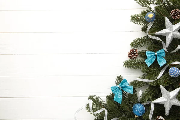 Ramos de árvore de abeto com prata e azul decoração de natal em um fundo branco — Fotografia de Stock