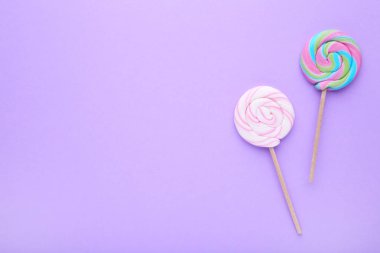 Leylak arkaplanda iki lolipop, Sweets konsepti.