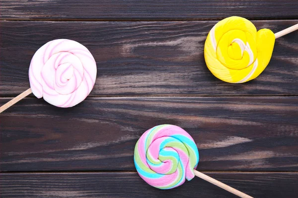 Lollipops na brązowe tło. słodki cukierek pojęcie — Zdjęcie stockowe