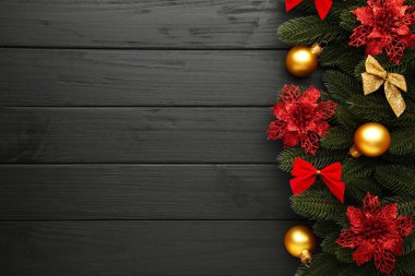 Noel süsü. Siyah arka planda kırmızı ve altın topları olan firavun ağacı dalı