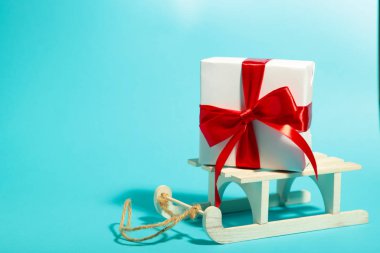 Mavi arkaplanda, kopyalama alanı olan beyaz kızak