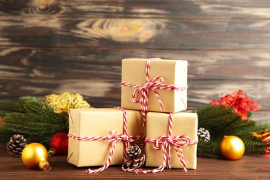 Kahverengi arka planda süslemeleri olan Noel hediyeleri..