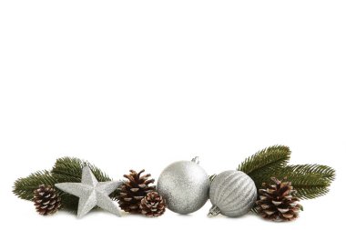 Beyaz dekoru olan gümüş Noel baloları.