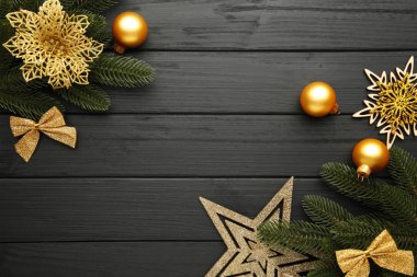 Noel süsü. Altın yıldızlı firavun ağacı dalı, Noel çiçeği ve siyah arka planda toplar