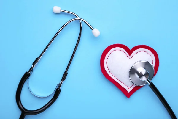 Stetoscopio e cuore su sfondo blu. Salute, medicina — Foto Stock
