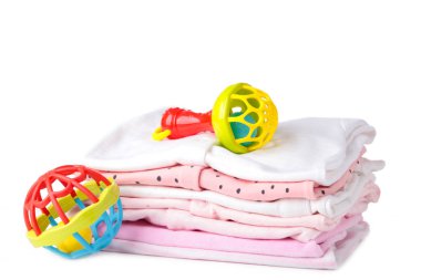 Çıngıraklı bebek kıyafetleri beyaz arka planda izole edilmiş