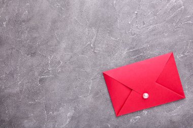 Gri beton zemin üzerinde kırmızı zarflar, üst görünüm