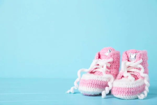 带复制空间的蓝色背景粉色婴儿靴 — 图库照片