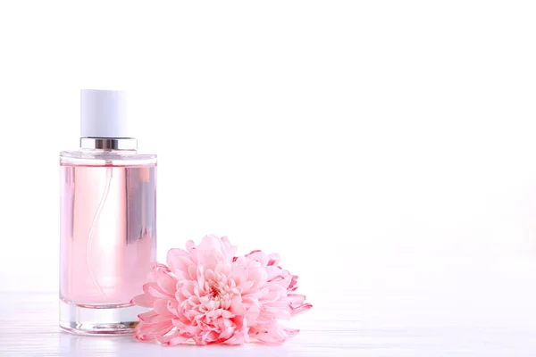 Parfum fles met bloemen op witte achtergrond, bovenaanzicht — Stockfoto