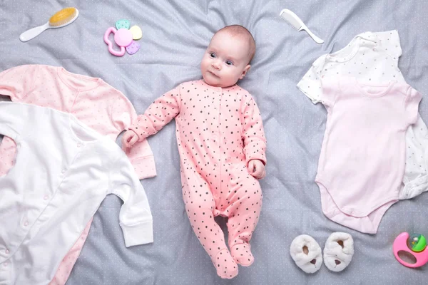 Bébé sur fond blanc avec vêtements, articles de toilette, jouets et accessoires de soins de santé. Liste de souhaits ou aperçu des achats pour la grossesse et la douche de bébé . — Photo