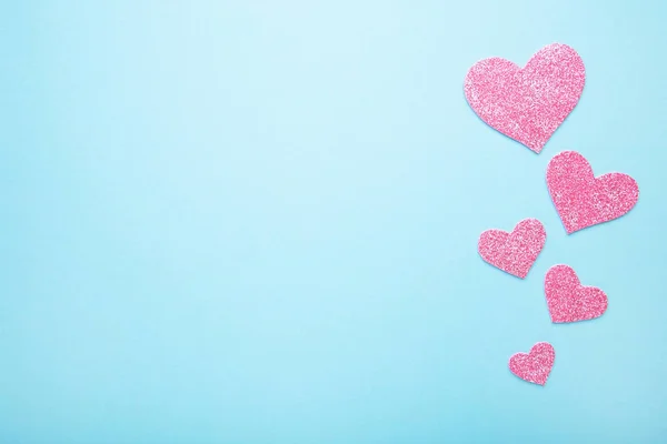 Valentinstag-Grußkarte. rosa handgefertigte Herzen auf blauem Hintergrund. — Stockfoto