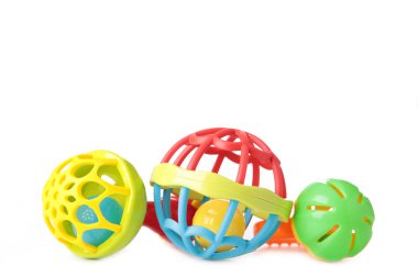 Beyaz arka planda izole edilmiş renkli çocukların çıngırakları. Bebek konsepti