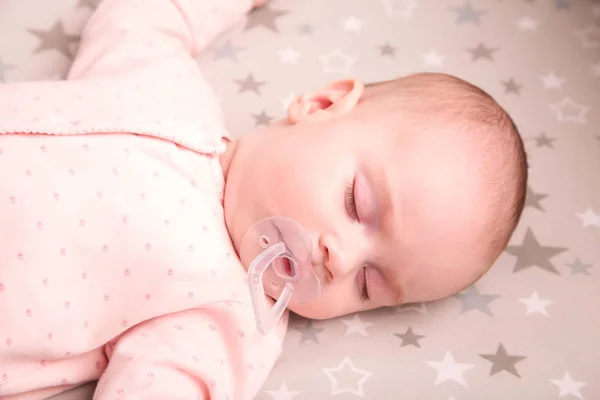 Lugn baby liggande på en säng medan du sover, ovanifrån — Stockfoto
