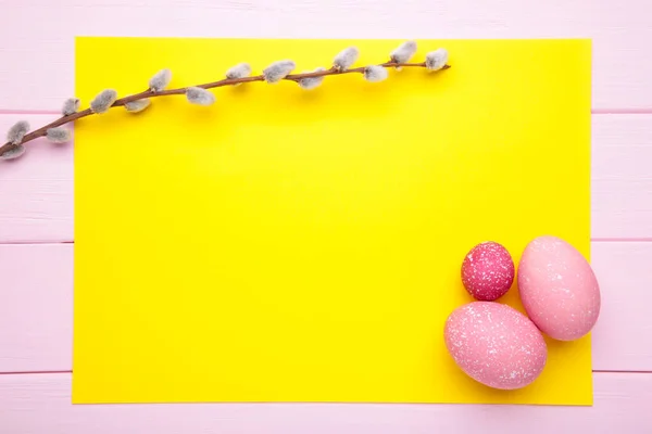 Huevos de Pascua rosados y ramas de sauce sobre fondo de madera rosa — Foto de Stock