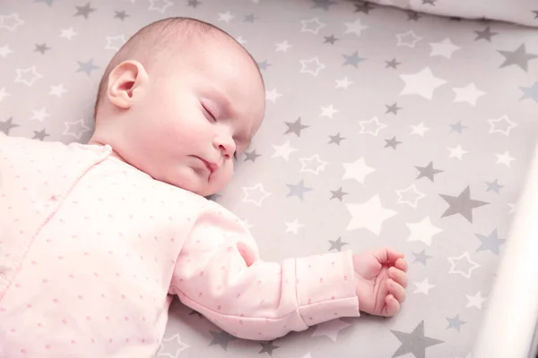 Lugnt Barn Ligger Säng Medan Sover Med Kopieringsutrymme — Stockfoto