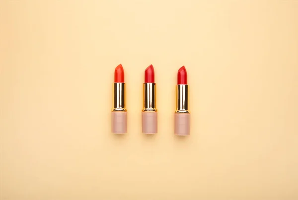 Beaux Rouges Lèvres Rouges Sur Beige Avec Espace Copie — Photo