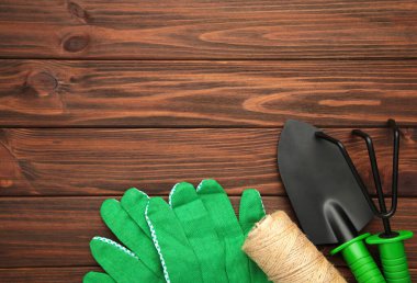 Kahverengi ahşap zemin üzerinde bahçe araçları metin için boşluk ile