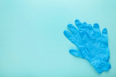 Arka planda mavi tıbbi eldiven, üst görünümde.