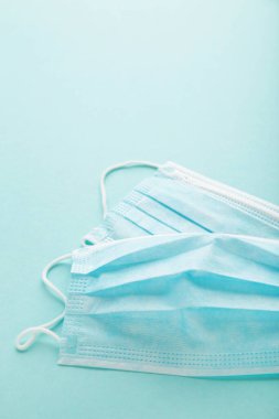 Arka planda tıbbi maskeler var. Coronavirus, üst görünüm