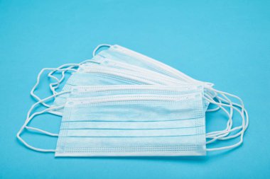 Mavi arka planda tıbbi maskeler. Coronavirus, üst görünüm