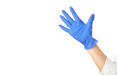 Doktor, beyaz arka planda izole edilmiş steril eldivenler getirdi. Üst görünüm