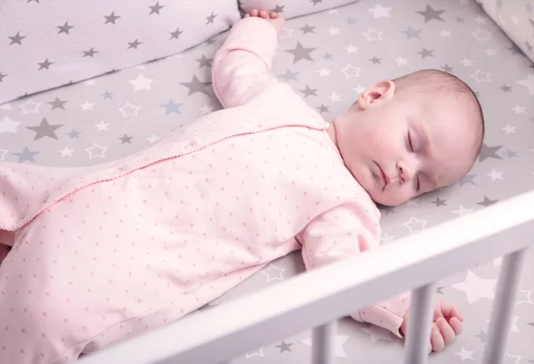 Friedliches Baby Liegt Auf Einem Bett Während Mit Kopierraum Schläft — Stockfoto