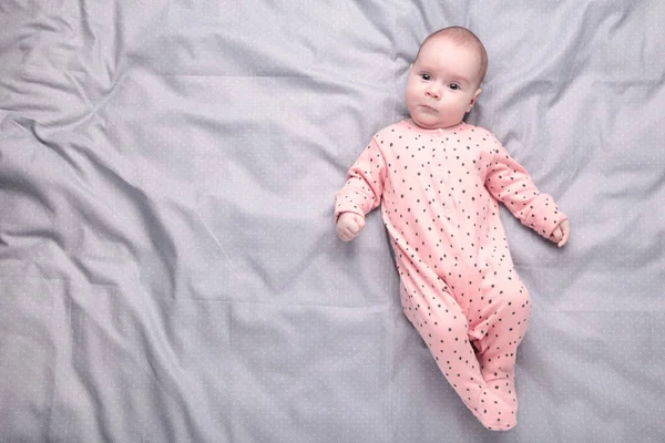 Niedliches Baby Auf Dem Grauen Bett Mit Kopierraum Draufsicht — Stockfoto