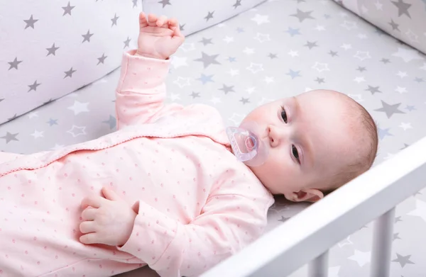 Lugn Baby Liggande Vit Spjälsäng Med Stjärna — Stockfoto