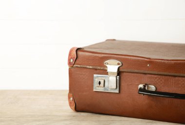 Hafif arka planda klasik deri bavul. Yaz konsepti