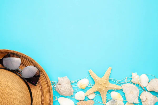 Seashells Con Cappello Occhiali Sole Sfondo Blu Con Spazio Copia — Foto Stock