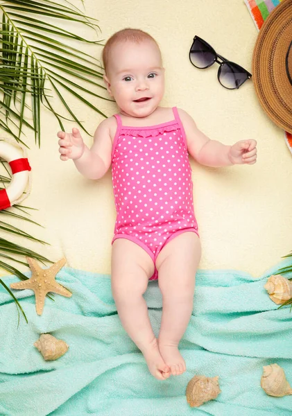 Linda Niña Con Accesorios Playa Vacaciones Mar Con Bebé Concepto — Foto de Stock