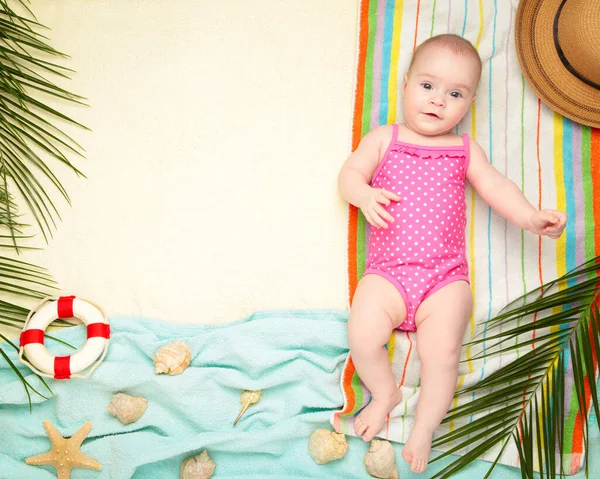 Linda Niña Con Accesorios Playa Vacaciones Mar Con Bebé Concepto — Foto de Stock